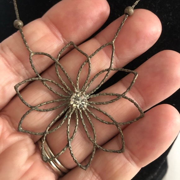 Elegant Silver Flower Necklace - Picture 3 of 7